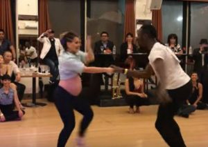 Facebook: Mujer embarazada asombró a todos con estos pasos de salsa – VIDEO