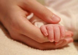 Mujer da a luz a un bebé y una semana después tuvo dos más