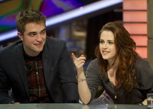 Kirsten Stewart se da cuenta que no tiene cabello y su reacción es muy graciosa