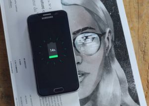 Uvolt Watch: Reloj capta energía solar en tu muñeca para cargar un celular