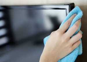 ¡Genial! Evita el polvo de la pantalla del televisor usando limón