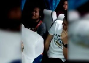 Facebook:  El chico que le gusta se sentó a su lado y reaccionó así – VIDEO