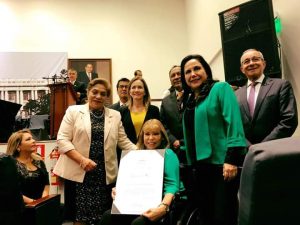 Gina Parker recibe distinción del Congreso de la República