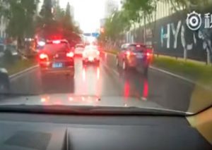 YouTube: Rayo produjo esto en plena pista mojada por lluvias