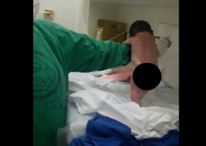Facebook: Recién nacido sorprende al dar sus primeros pasos – VIDEO