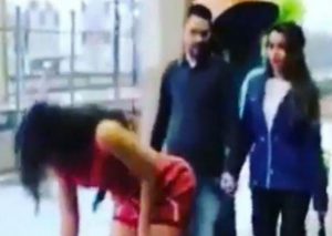YouTube: Garota hace sexy baile  a un chico prometido y … ¡en plena calle!
