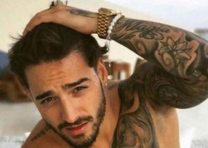 Maluma enloquece a fans bailando salsa semi desnudo – VIDEO