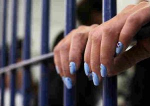 Arrestan a mujer pero lo peor vino después (VIDEO)