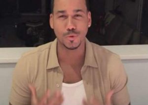 Romeo Santos: Modelo asegura que cantante es gay – VIDEO
