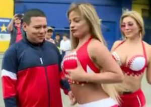 Peruana se dejó tocar parte íntima por hincha argentino y le llovieron las críticas – VIDEO