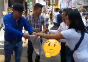 A venezolano se le cae tizana y peruanos le colaboran porque nos ayudaron para repechaje