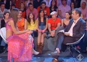 Modelo lo mostró todo en plena entrevista y el video se volvió viral