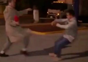 ¡Mismo Street Figther! Reportero da tremenda patada a su agresor – VIDEO