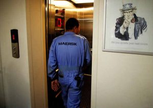 Hombre pasó el susto de su vida tras retener un ascensor – VIDEO