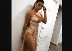 Yahaira Plasencia muestra el ‘totó’ con vestido transparente (FOTO)