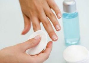 Prepara un quitaesmalte casero de la manera más sencilla