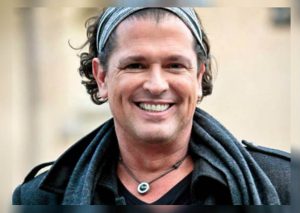 Carlos Vives: Sorprendió en pleno concierto cantando junto a su hija (VIDEO)