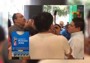 Facebook Viral: Turba de clientes arma escándalo por Álbum Panini (VIDEO)