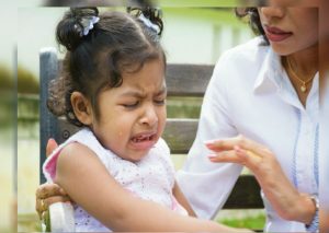 Padres: Es fundamental que no hagas esto si tu hijo se golpea la cabeza (VIDEO)
