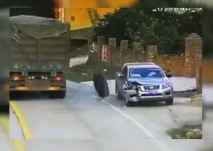 Facebook: Hombre se salva de fatal accidente y cámaras lo captan todo (VIDEO)