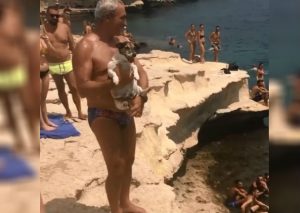 Facebook: Titti, la perrita clavadista que rompe corazones en redes (VIDEO)