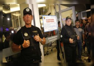 Anciano fue discriminado en centro comercial