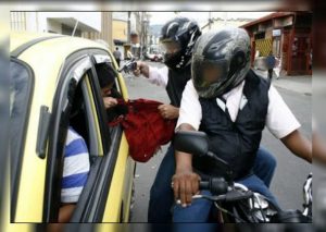 Prohíben la circulación de dos personas a bordo de una moto lineal
