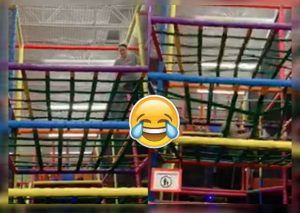 Mujer ‘sin infancia’ sufre caída luego de ingresar a juego de niños