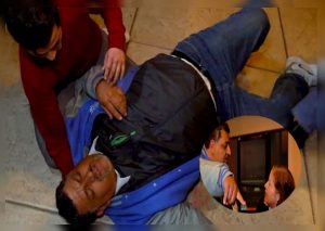 Hombre infiel ‘finge desmayo’ luego de que su esposa descubriera su engaño