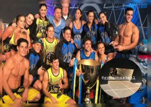 Famoso chico reality es captado teniendo intimidad en un baño público