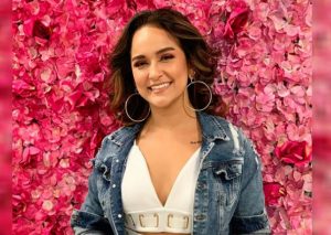 Daniela Darcourt usa sexy lencería para dar reflexivo mensaje