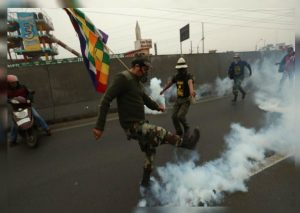 De manera violenta se desarrolla la marcha en contra del peaje de Puente Piedra