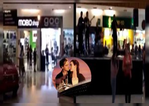 Músicos tocan canción del ‘Titanic’ en plena inundación para recrear película