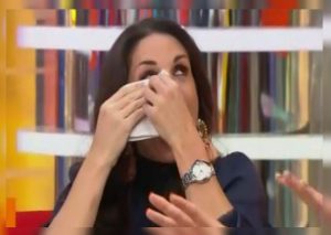 Rebeca Escribens recibe inesperado regalo en su programa