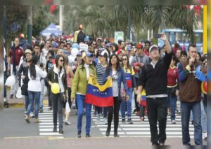 Venezolanos saturan servicios en la frontera por desesperado ingreso