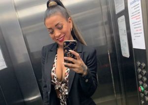 Paula Arias derrocha pura sensualidad con escotado vestuario (VIDEO)