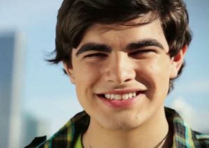 Jonathan Moly se burla de sí mismo en este video
