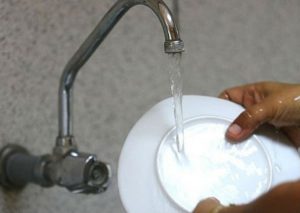 Estos son los puntos de distribución de agua tras corte en estos distritos