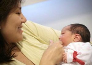 Madres gozarían de licencia de maternidad hasta 6 meses