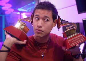 Tony Succar ya luce sus Grammy en casa
