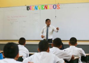 Sueldo de maestros subirá considerablemente desde finales de marzo