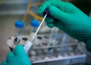 Universidad Cayetano Heredia estaría elaborando una cura contra el coronavirus