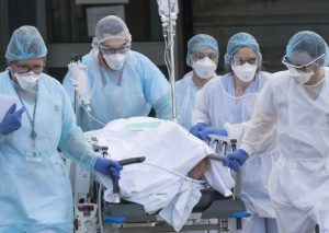Gobierno aprueba ampliar seguro de vida para médicos que combaten el coronavirus