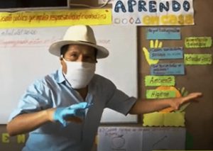 Maestro causa sensación al transformar su sala en un aula de clases