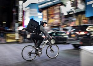 Ministerio de Producción propone el retorno de los fast food y delivery