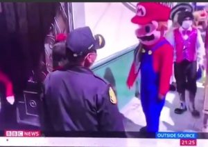En Andahuaylas, policías detienen un desfile y se viraliza internacionalmente