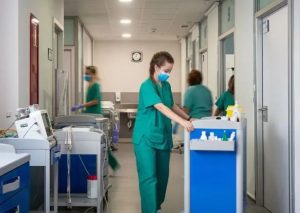 Aseguran que el coronavirus empieza a envejecer y a ser menos letal