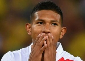 Edison Flores borra fotos con su esposa tras filtrarse chats con otra mujer