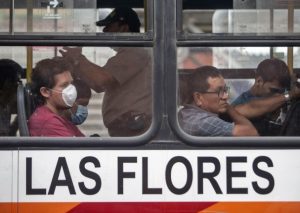 Médico responde cuánto tiempo permanece el Covid-19 en el aire