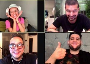 Ezio Oliva performa una versión de ’30 horas’ en piano junto a artistas mexicanos